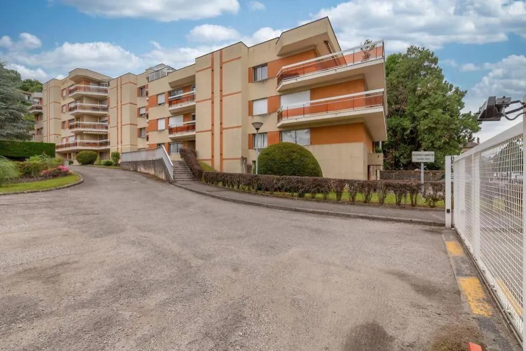 LE QUINTESSENCE: Balnéo&Luminothérapie + parking Voiron 0*,