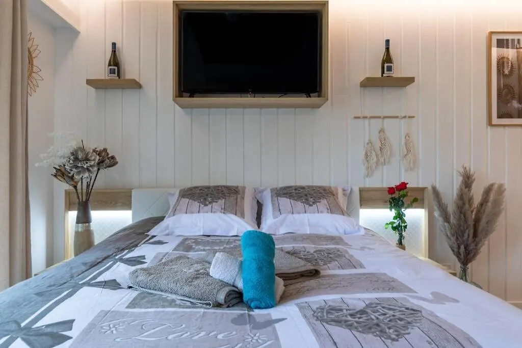 Le Quintessence: Balneo & Luminotherapie + Parking Voiron France